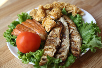 fish on a salad with tomatoes