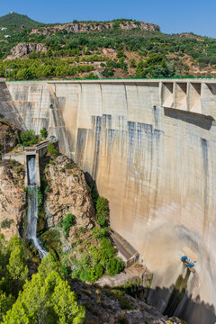 Spillway and water outlet from the Beznar dam.