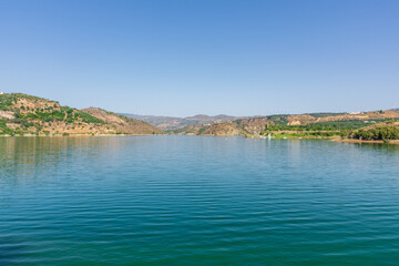 Fototapeta na wymiar Beznar reservoir with views of the Lecrin valley.