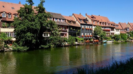 Fototapeta na wymiar Historische Wohnhäuser am Fluss Regniz in Bamberg