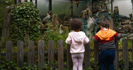 kleine Kinder beobachten den Garten
