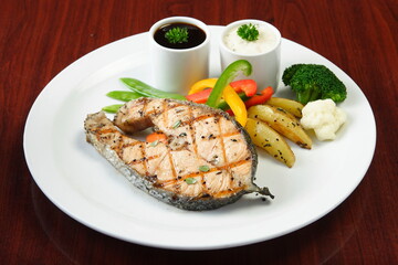 grill salmon fish with vegletable