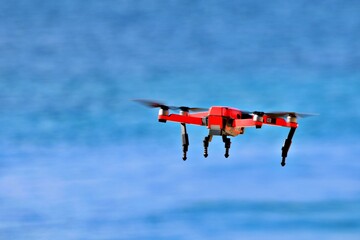 rote Drohne über Wasser