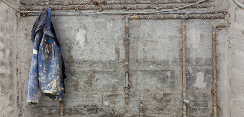 Arbeitsjacke am Haken