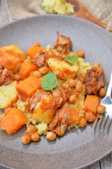 couscous piatto tipico arabo con zucca ceci patate agnello pomodori