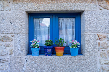 Fototapeta na wymiar Una ventana azul en Galicia 