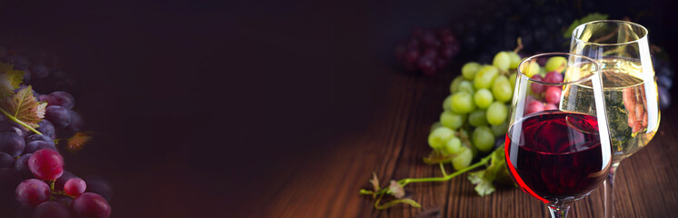 Rotwein und Weißwein im Glas, Trauben, Weintrauben auf Holz, Hintergrund, Panorama, Banner, Herbst