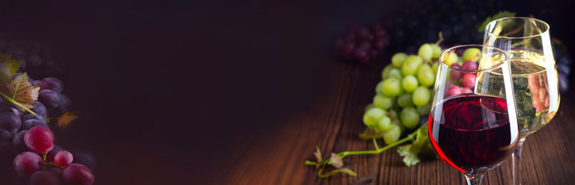 Rotwein und Wei&szlig;wein im Glas, Trauben, Weintrauben auf Holz, Hintergrund, Panorama, Banner, Herbst