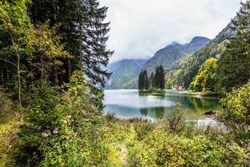 Fototapeta na wymiar Autumn in the Alps