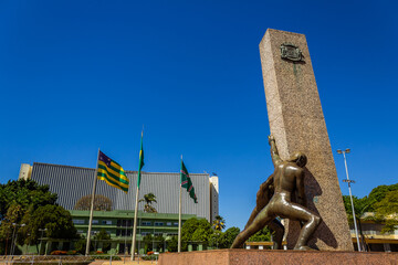 Detalhe da Praça Cívica em Goiânia - Monumento das Três Raças com céu azul e o Palácio das...