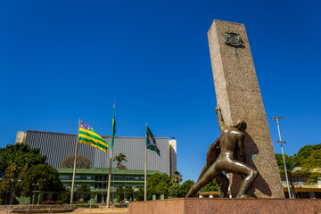 Detalhe da Praça Cívica em Goiânia - Monumento das Três Raças com o Palácio das Esmeraldas ao...