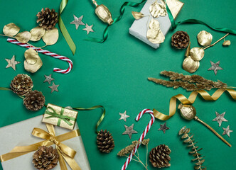 weihnachtliche Dekoration mit Geschenken, Zuckerstange, Geschenkband Zapfen, Sternen, Gräsern und...