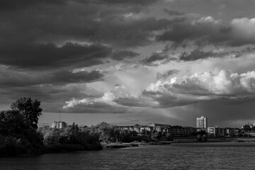 Obraz premium Beautiful clouds over the river and city