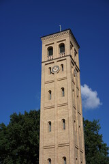 Fototapeta na wymiar Turm der Bornstedter Kirche im Sonnenlicht