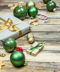 Sortiment für Weihnachten, Kugeln, Geschenk, Stern, Schnee in gold, grün und gelb auf rustikalem...