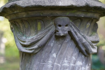 Kleiner Totenkopf auf einer steinernen Graburne 
