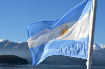 Bandera Argentina flameando. 