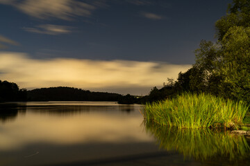 Nocny widok na jezioro Ostensjovannet w Oslo