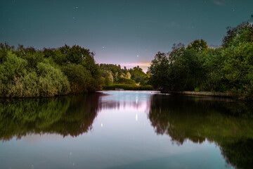 Nocny widok na jezioro Ostensjovannet w Oslo