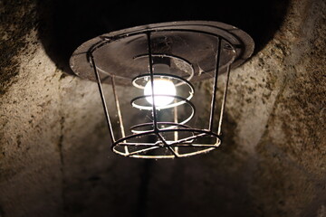 Fototapeta na wymiar Alte Lampe aus metallenem Gehäuse