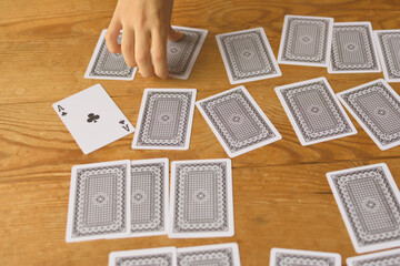 神経衰弱で床に並べたトランプをめくっているところ