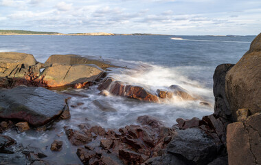 Fale morskie rozbijające nie o kamieniste wybrzeże 