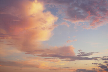 Fototapeta na wymiar 夕焼けの幻想的な空と雲