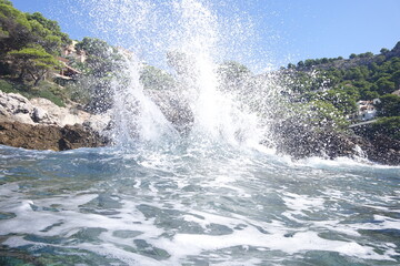 Rompe olas en rocas de Canya Mel Arta