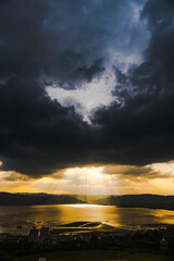 Fototapeta na wymiar 諏訪湖の光芒　