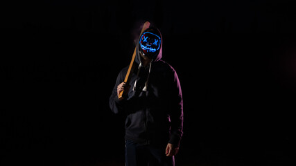 Hombre con máscara de purga de luces con fondo negro