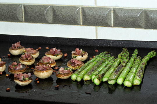 Champi&ntilde;ones con jam&oacute;n y esp&aacute;rragos a la plancha.