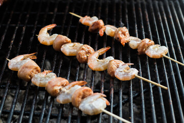 Brochetas de camarón con chorizo argentino a la parrilla 