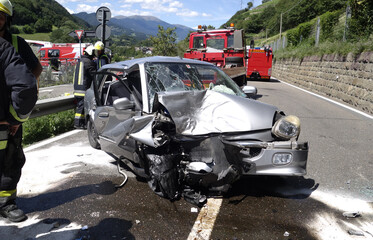 Obraz premium Car crash accident with deadly motorist in frontal collision between two cars on the road. Fatal car accident in the night.