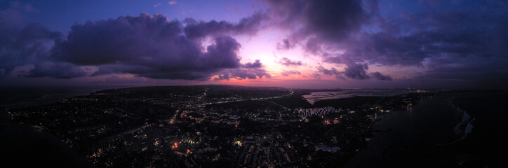Obraz premium Sunset setting in Nusa Dua, Bali. The Garuda Wisnu Kencana monument can be seen far away in the middle as the single tallest structure in the entire island.