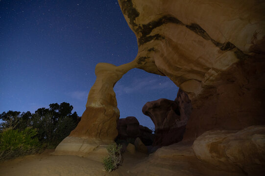 Starry night sky behind Metate Arch