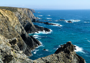 Fototapeta na wymiar cliffs and rocks at the portuguese shore 