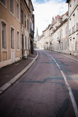 Fototapeta na wymiar rue complétement vide dans la ville d'Autun en France
