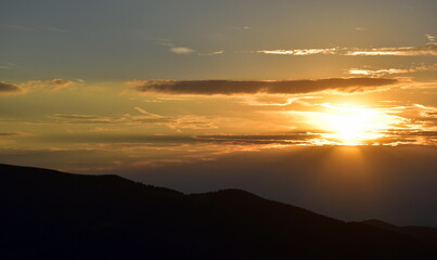 Sonnenuntergang über einem Bergpanorama im Schwarzwald