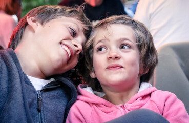 deux frère et soeur en train de rire ensemble, de s'amuser