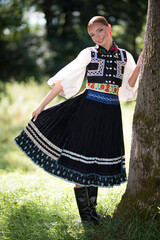 Portrait de jeune femme portant des vêtements traditionnels slovaques