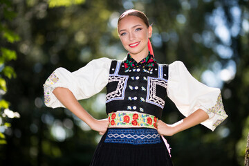 Portrait de jeune femme portant des vêtements traditionnels slovaques