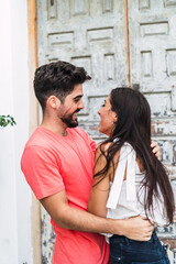 Pareja delante puerta antigua en pueblo blanco de andalucia