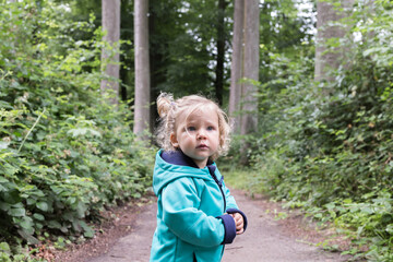 Portrait d'enfant fille bébé dans la forêt