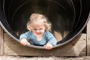 bébé fille blonde portrait sur le toboggan