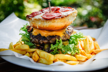 burger z serem cheddar i salami