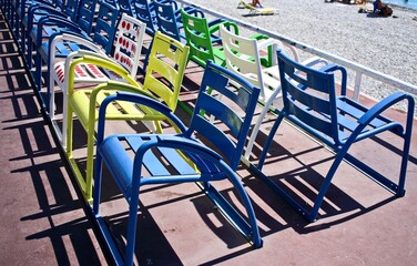 Le classiche sedie sulla Promenade des Anglais  di Nizza dipinte con i colori delle maglie dei vincitori in occasione del passaggio del "Tour de France" ciclistico