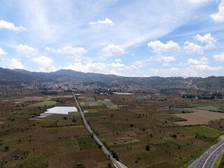 bajo un cielo celeste y blanco