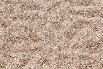 spiaggia di sabbia non fine con piccoli sassi colorati