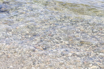 acqua cristallina con fondale di sassi fini