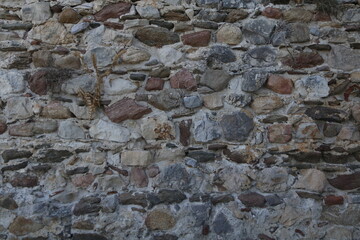 texture di un muro di sassi colorati e cementati